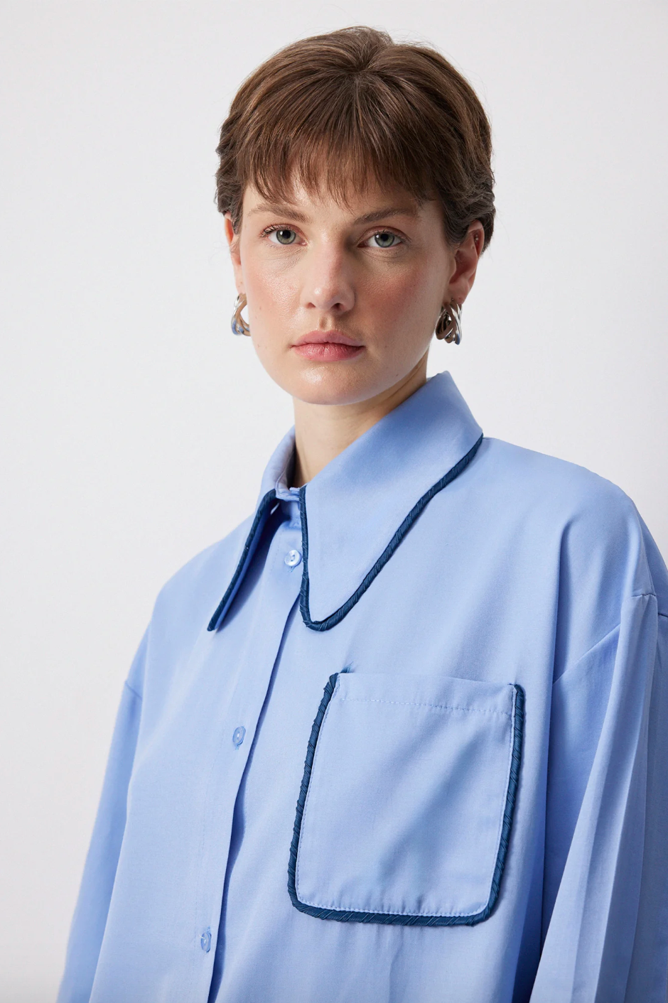 CAMISA DE SATÉN CON DETALLE DE VIALLO