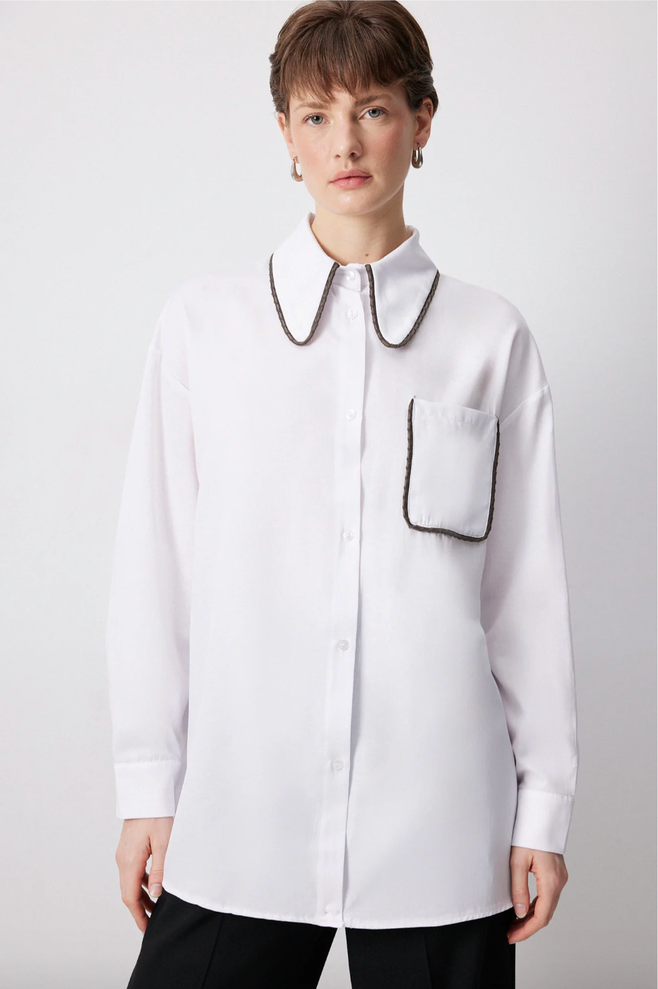 CAMISA DE SATÉN CON DETALLE DE VIALLO