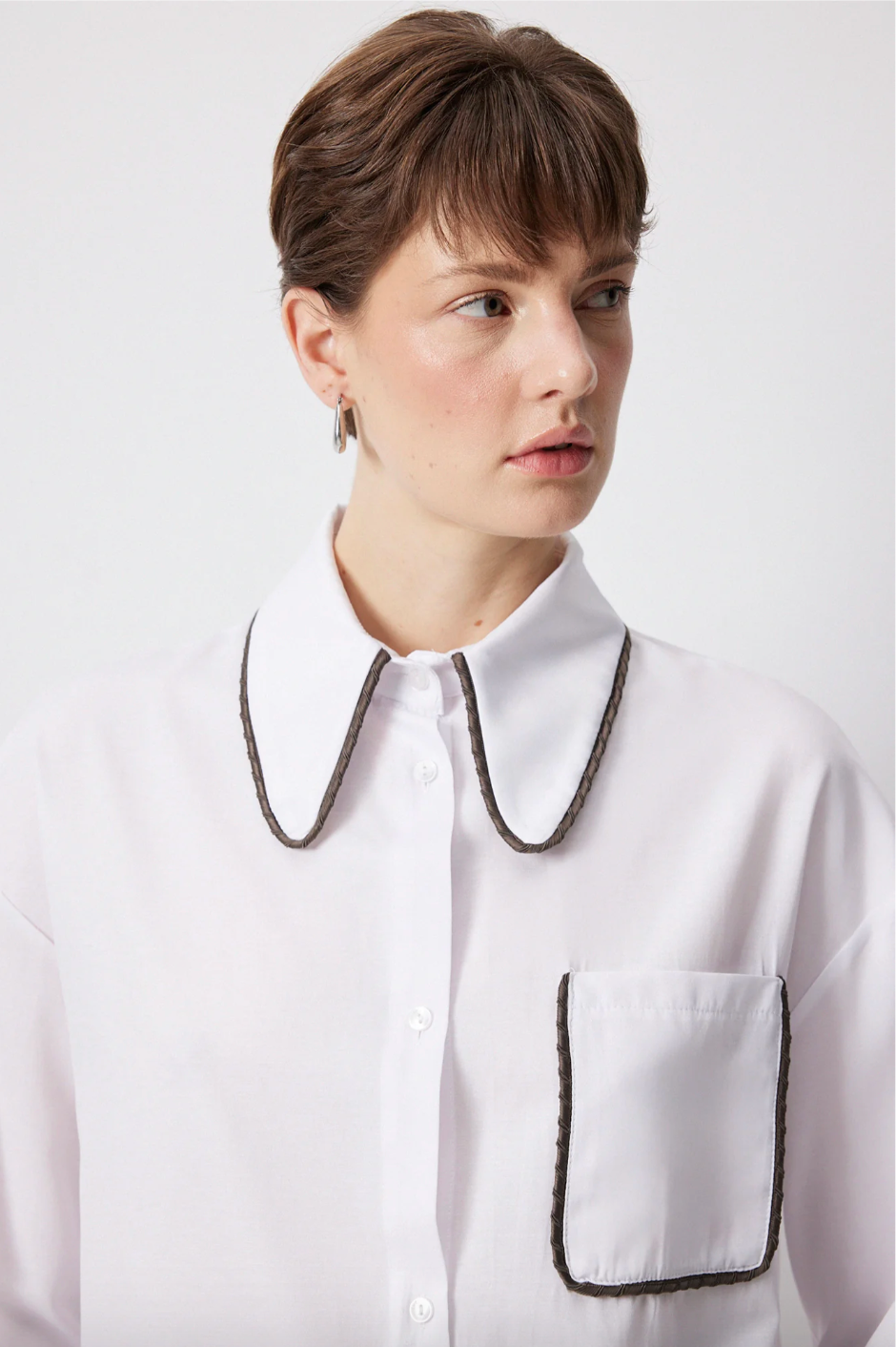 CAMISA DE SATÉN CON DETALLE DE VIALLO