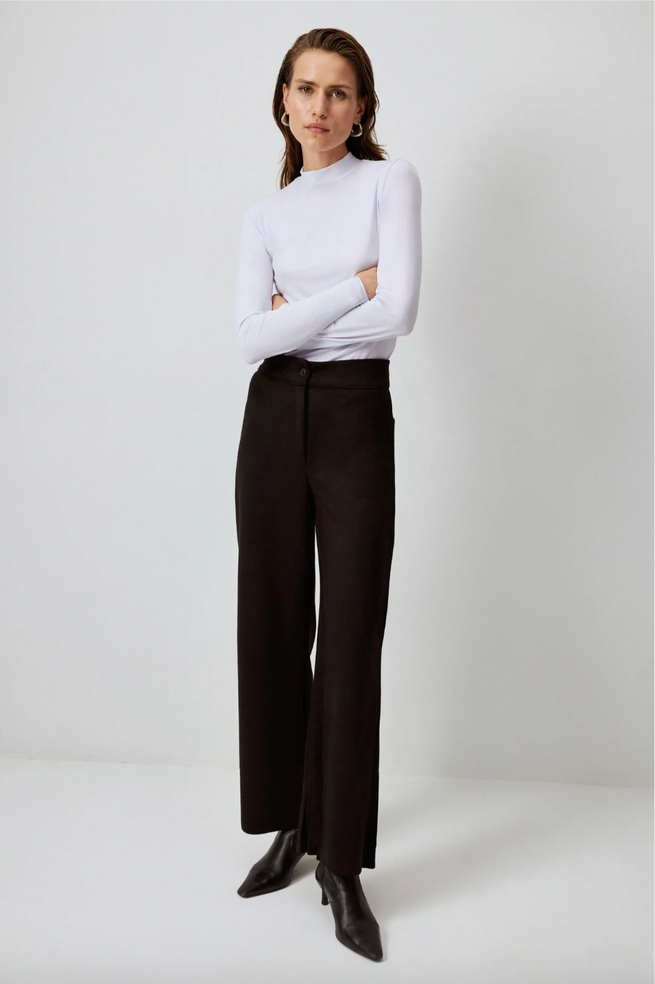 PANTALÓN DE ANTE CON BORDADO DE PIEDRA