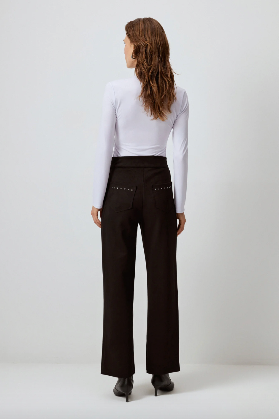 PANTALÓN DE ANTE CON BORDADO DE PIEDRA