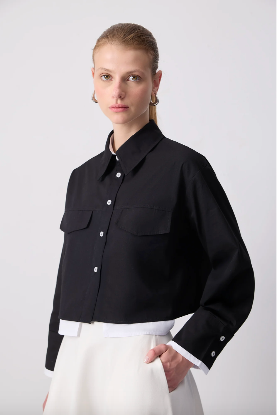 CAMISA NEGRA DETALLE DOBLE