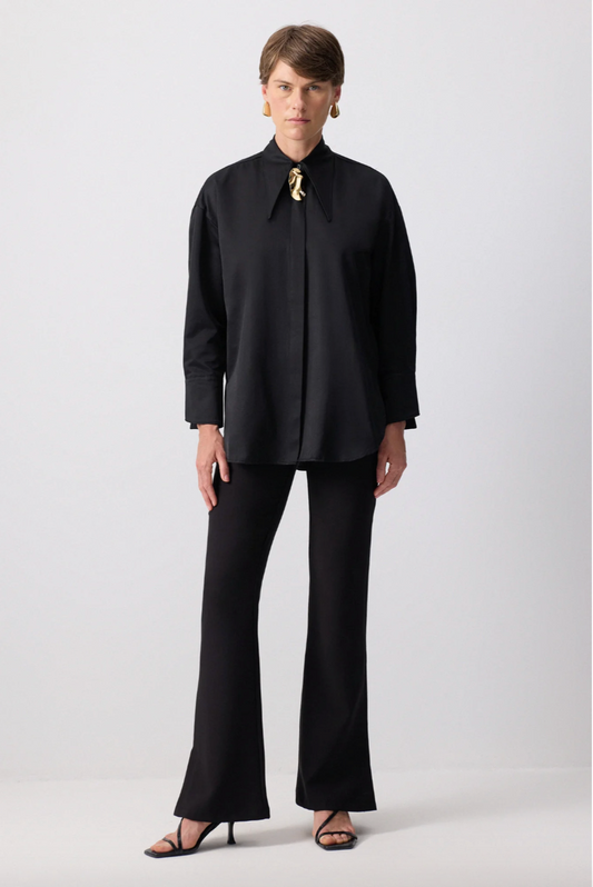 CAMISA CON BROCHE DE METAL NEGRO