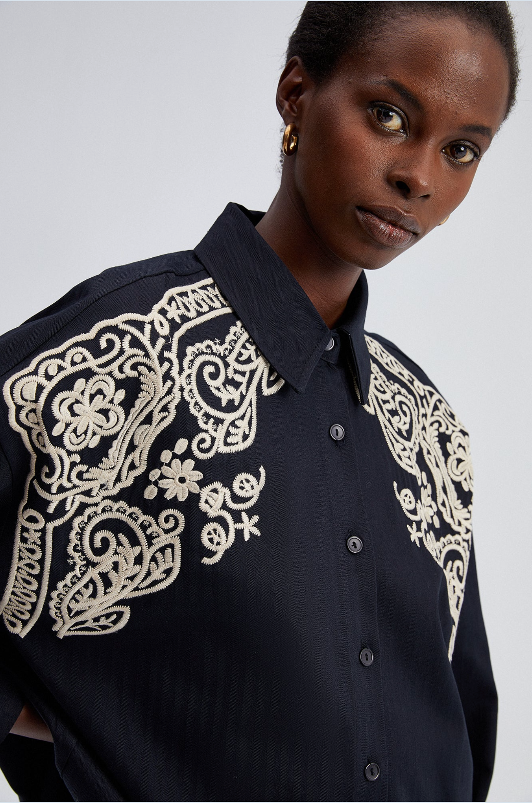 SOBRECAMISA BORDADA