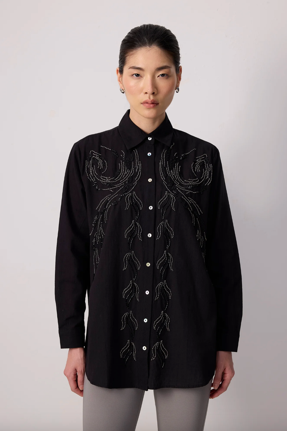 CAMISA NEGRA BORDADA