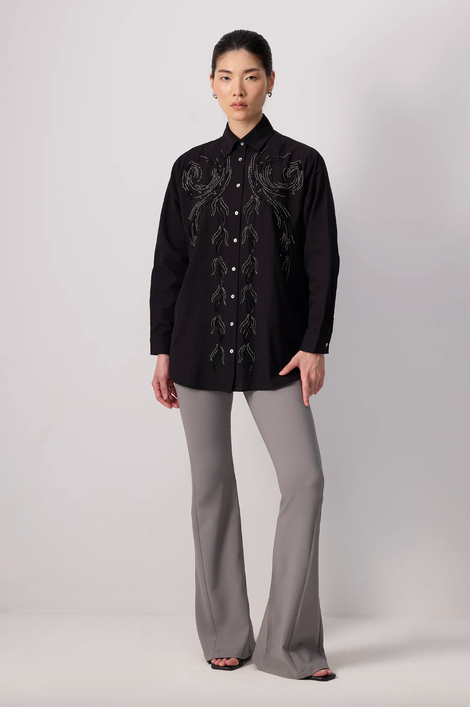 CAMISA NEGRA BORDADA