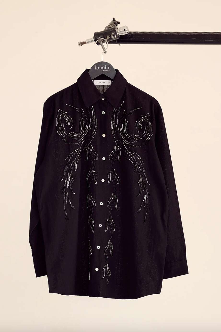 CAMISA NEGRA BORDADA