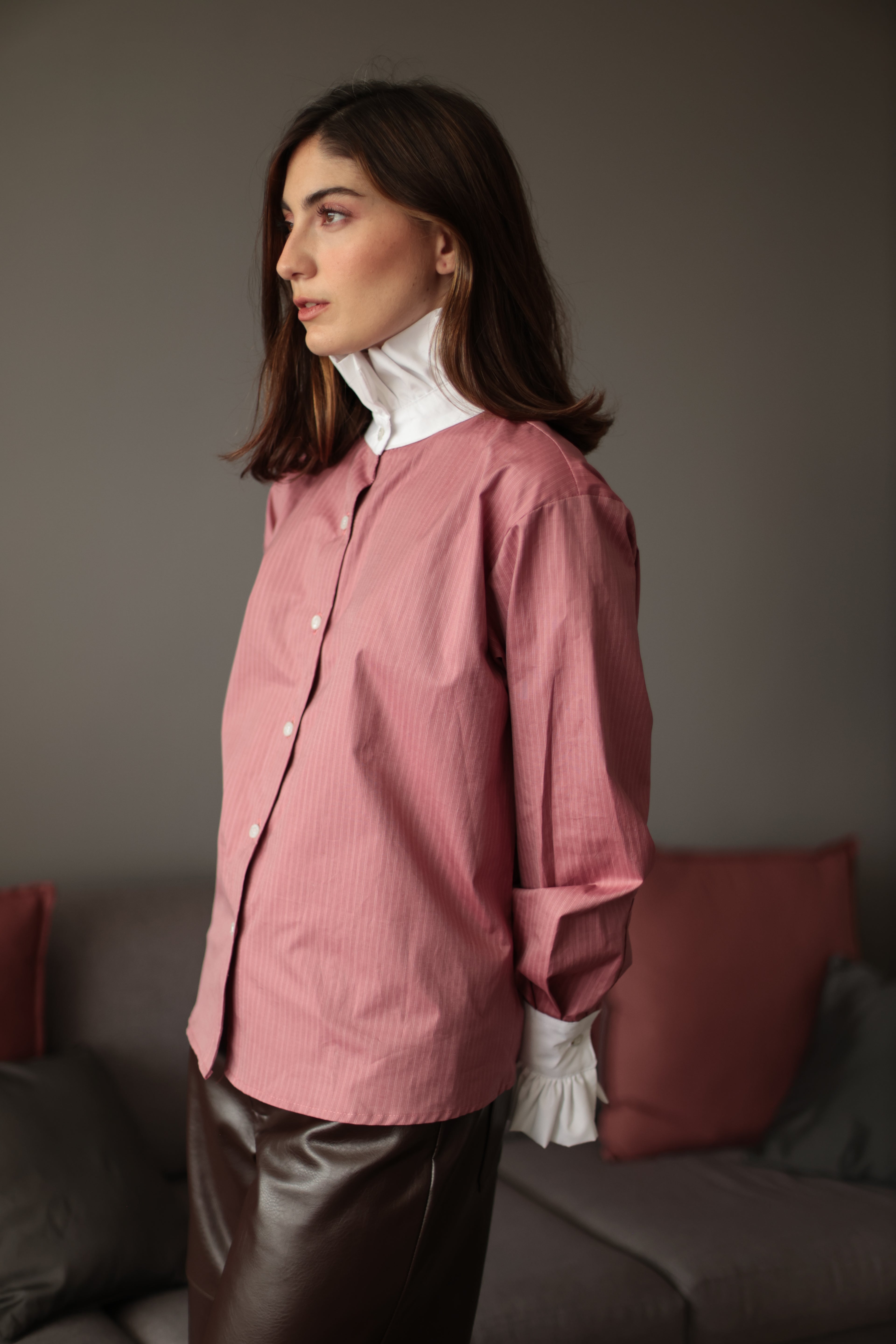 CAMISA LINA CUELLO BLANCO ROJO