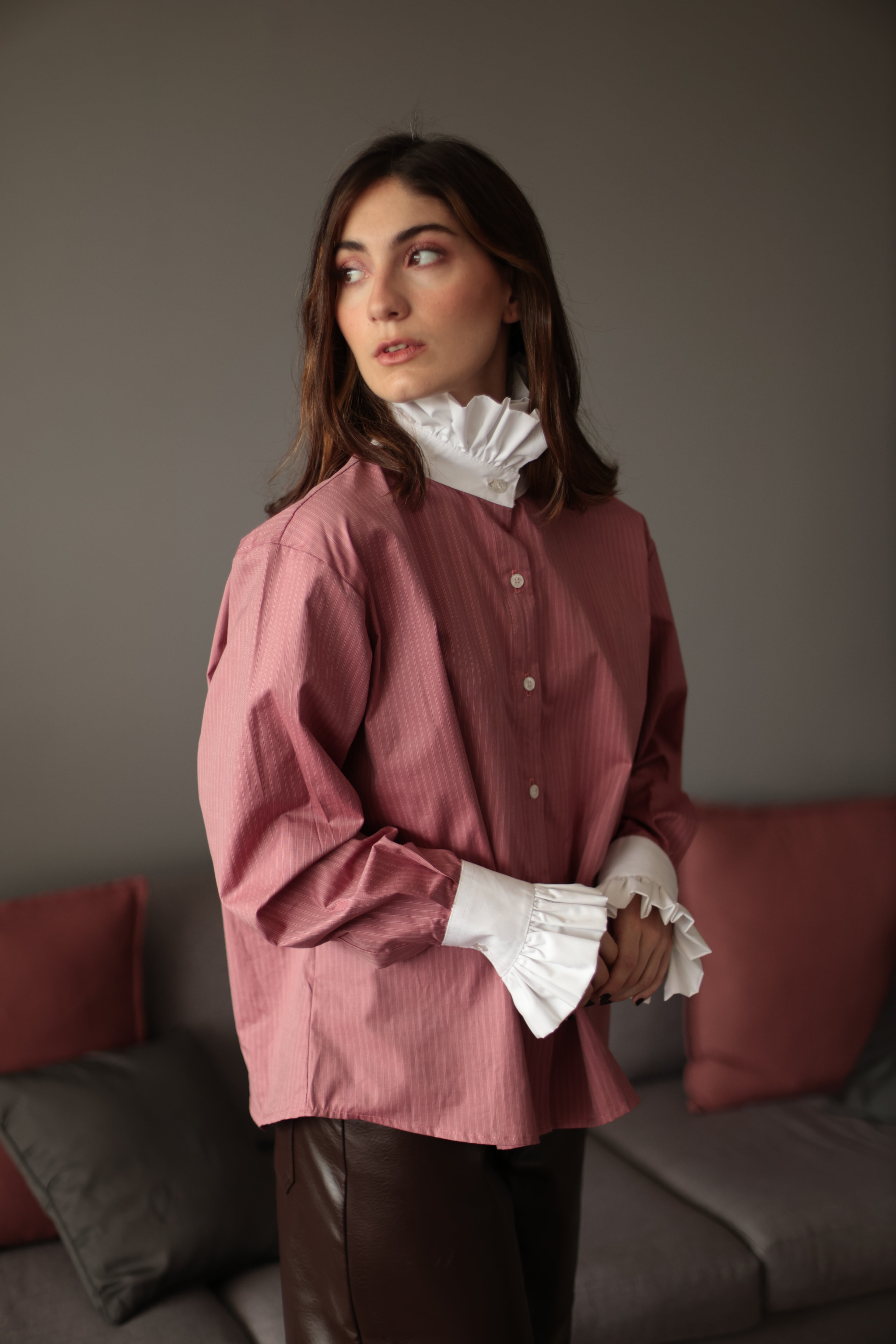 CAMISA LINA CUELLO BLANCO ROJO