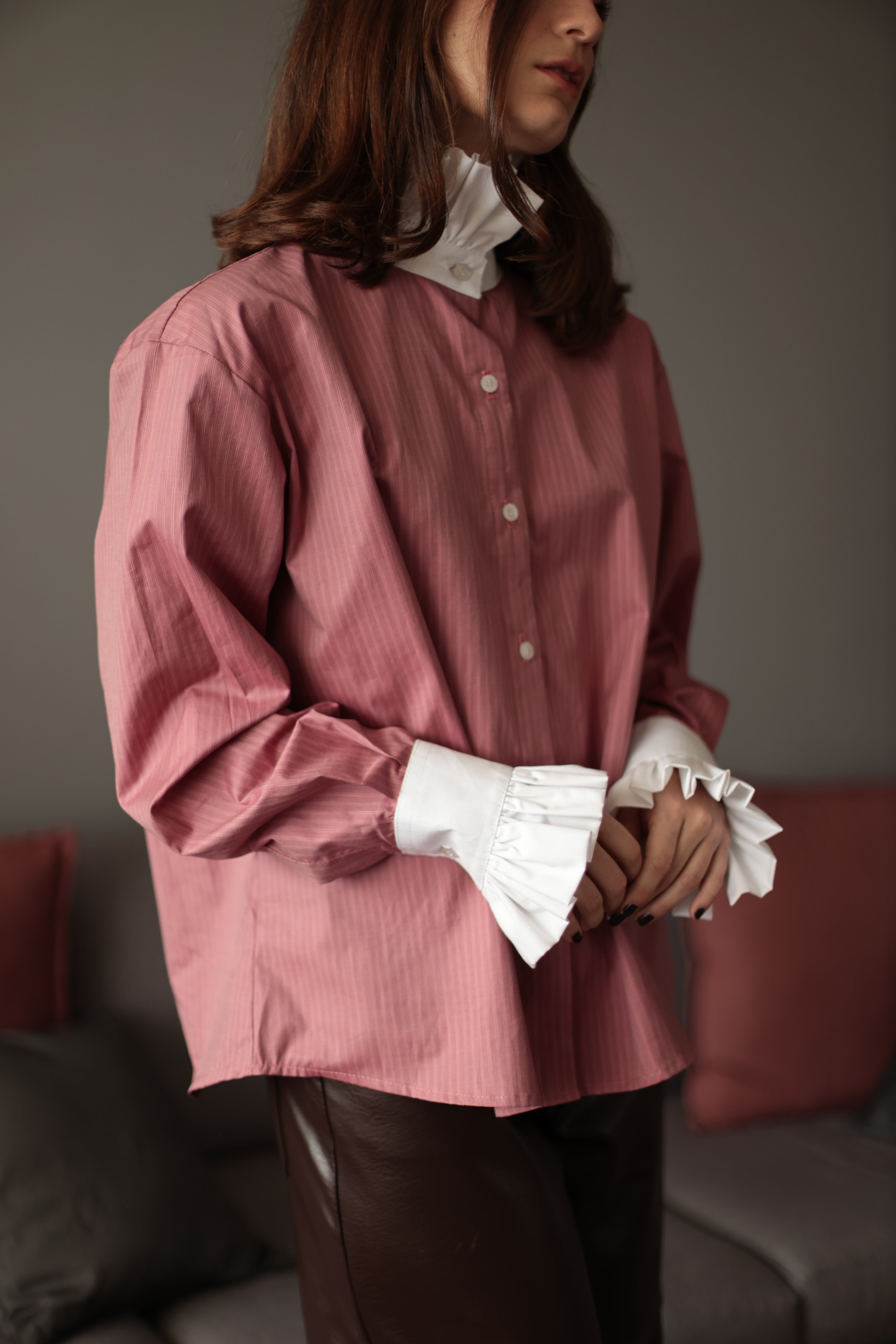 CAMISA LINA CUELLO BLANCO ROJO